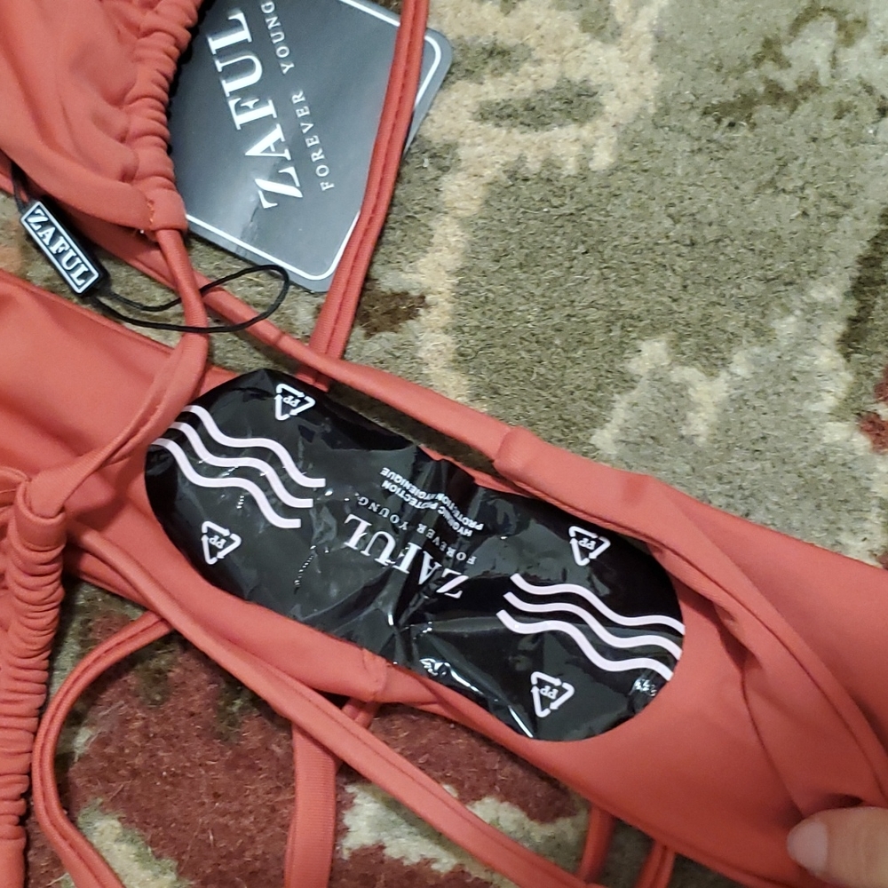 Two bikinis - Picture 2 of 7